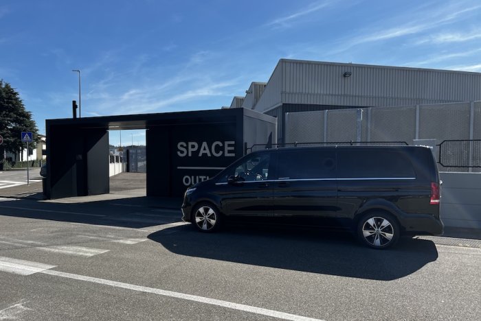 Транспортное сопровождение в аутлет Prada из Милана